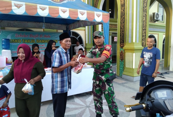 Babinsa Koramil 08/TDN Bersama Pengurus Masjid Bagikan Takjil Ramadhan