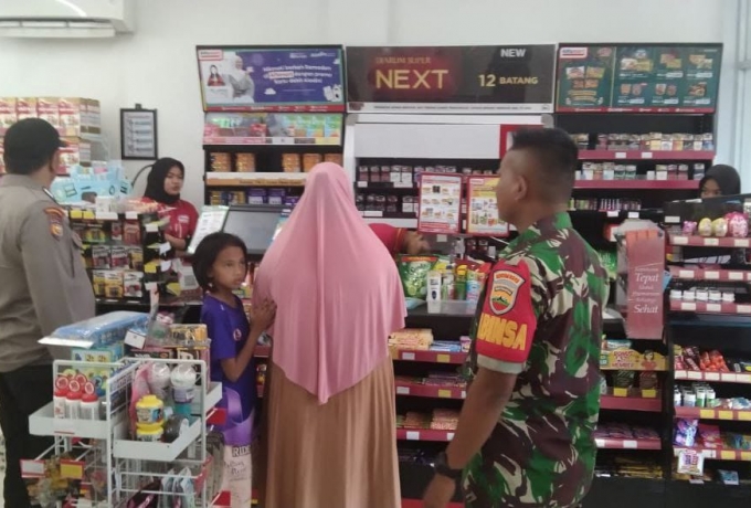 Agar Wilayah Tetap Aman, Babinsa Koramil 16/Tapung Bersama Anggota Polsek Laksanakan Patroli