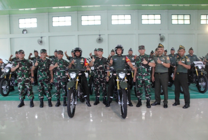 Wakili Pangdam I/BB, Danrem 031/WB Serahkan 120 Unit Sepeda Motor Kepada Babinsa