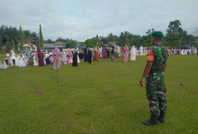 Peran Aktif Babinsa Koramil 11/ Tambusai Dalam Pengamanan Shalat Idul Fitri 1444 H di Wilayah Binaan