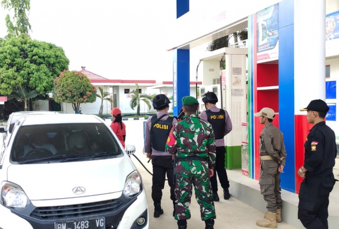 Babinsa Koramil 03/Bunut Bersama Instansi Lainnya Pastikan Suasana Idulfitri yang Nyaman dan Aman