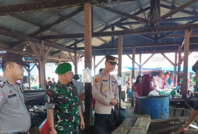 Danpos Tandun Dampingan Sidak Harga Pangan Di Pasar Tandun