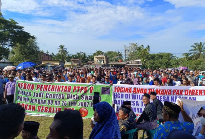 Tuntut HGU PTPN V, Babinsa Koramil 16/Tapung Bersama Polisi Pantau Aksi Demo Warga 