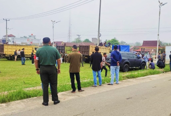 Babinsa Koramil 10 Kunto Darussalam Pantau Ratusan Masyarakat Gelar Aksi Damai di DPRD Rohul