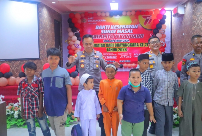 Sambut HUT Bhayangkara ke-77, Polresta Pekanbaru Gelar Sunat Masal