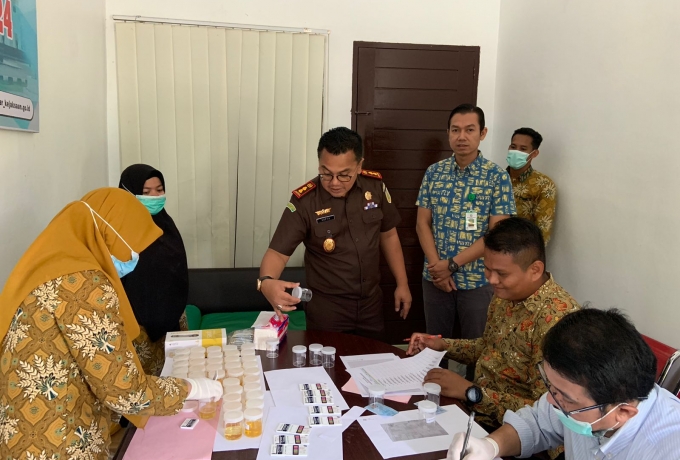 Perangi Narkoba, Seluruh Pegawai dan Jaksa di Kejari Kampar Jalani Tes Urine