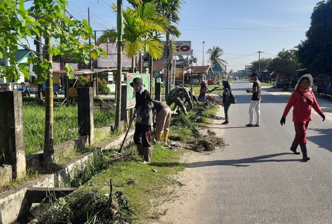 Peringati HUT ke 73 Kodam 1 /BB Prajurit Koramil 09/Langgam Laksanakan Karya Bakti Bersihkan Parit