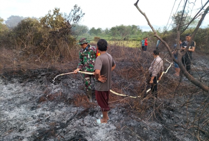 Kebakaran Lahan, Babinsa Koramil 07/Kampar Gerak Cepat Lakukan Pemadaman Api