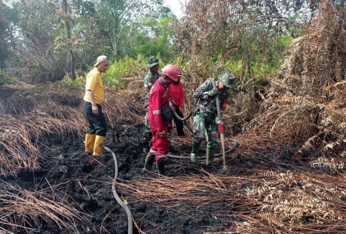 Bersama Tim Gabungan, Anggota Koramil 16/Tapung Berjibagu Padamkan Kebakaran Lahan