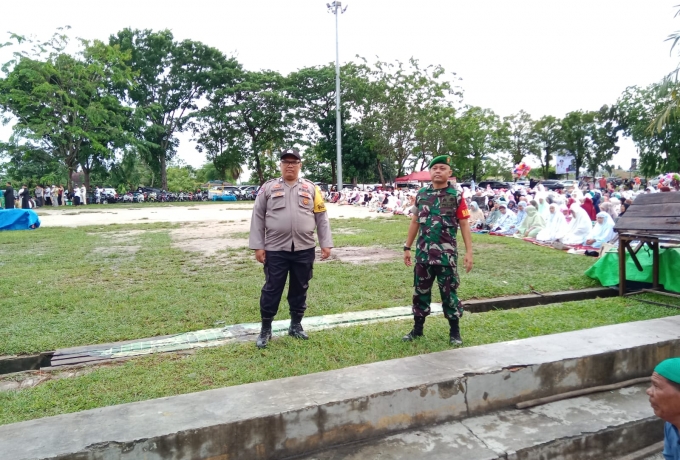 Demi Kelancaran Sholat Idul Adha, Babinsa Kotamil 01/Bkn Turut Mengamankan Jalannya Kegiatan