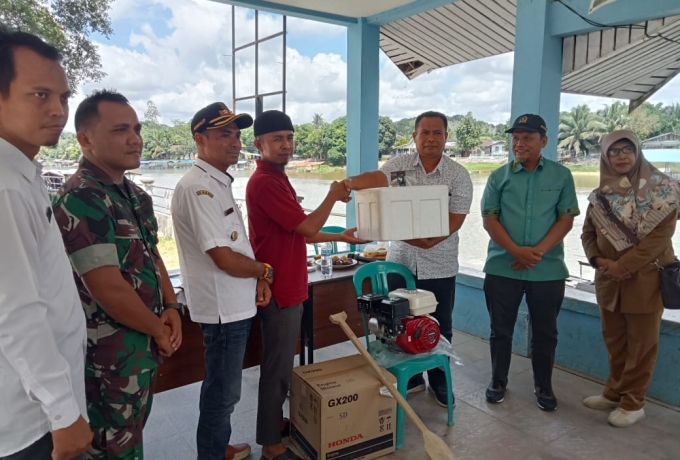 Hadiri Pembagian BLT - DD, Babinsa Koramil 06 Siak Hulu, Serahkan Langsung Bantuan Kepada Masyarakat