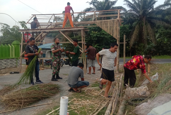 Menjelang HUT RI Ke - 78 Babinsa 09/ Langgam Bantu Warga Dirikan Gapura