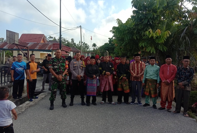 Babinsa Langgam Laksanakan Jalan Sehat Bernuansa Melayu Perayaan HUT Kemerdekaan RI Ke 78