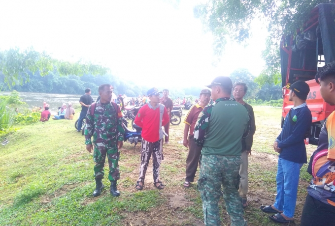 Babinsa Koramil 07/Kampar Kodim 0313/KPR Bantu Pencarian Korban Tenggelam di Sungai Kampar