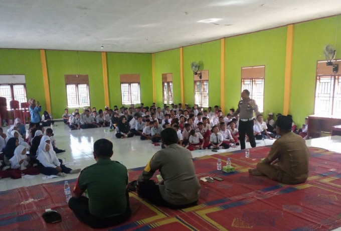 Kompak, Bhabinkamtibmas bersama Babinsa Melaksanakan Sosialisasi Tertib Berlalu Lintas