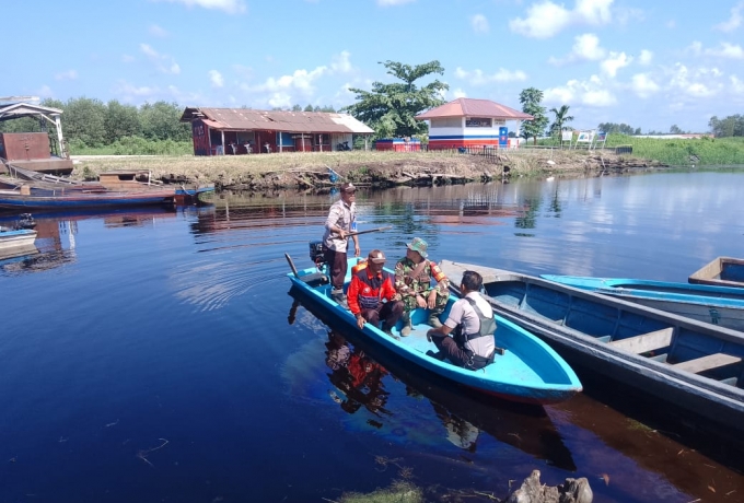 Gunakan jalur sungai dan kanal Babinsa Koramil 15/Kuala Kampar tetap laksanakan patroli karhutla
