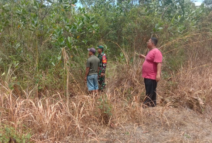 Ajak Warga, Babinsa Koramil 08/TDN Lakukan Patroli Karhutla Bersama