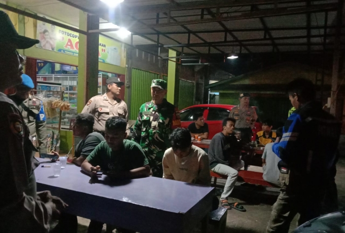 Babinsa Laksanakan Patroli Gabungan Ciptakan Situasi Yang Kondusif di Malam Hari