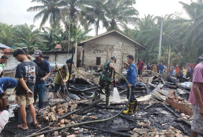 Sertu Dedi Isriadi Babinsa Koramil 16/Tapung Bantu Padamkan Kebakaran Rumah Warga