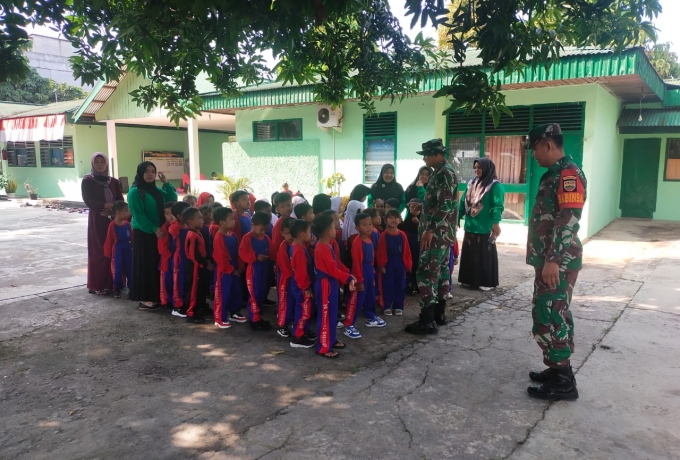 Lebih Dekat Dengan TNI, Anak-anak TK Kunjungi Koramil 08/Tandun