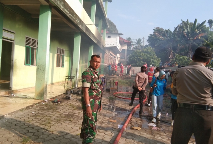 Gerak Cepat, Babinsa Koramil 01/Bkn Bantu Petugas Kebakaran Padamkan Api Membakar Gudang Sekolah