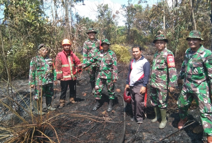 Gerak Cepat Babinsa Koramil 01/Bkn Bantu Padamkan Api yang Membakar Lahan