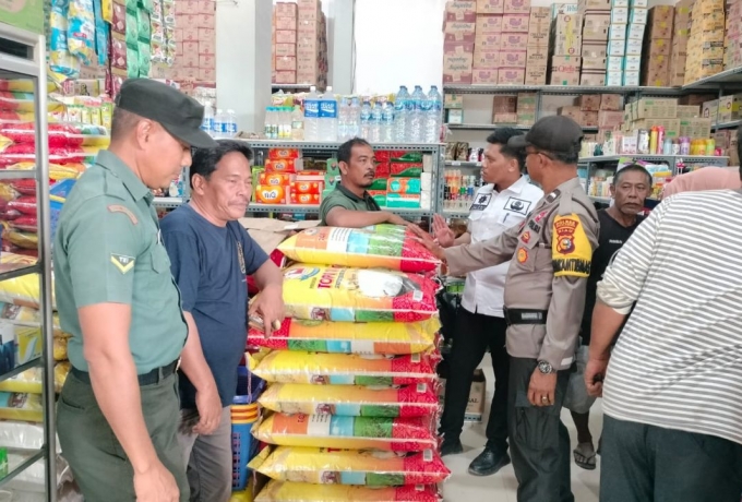 Babinsa Koramil 09/Langgam Tinjau Langsung Harga Beras di Pasar Tradisional  