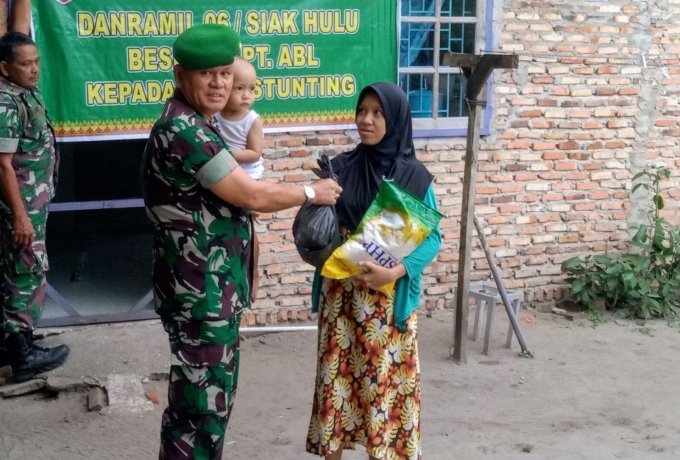 Peduli Dengan Anak Stunting, Danramil 06 Siak Hulu Kunjungi Sekaligus Beri Bantuan Sembako