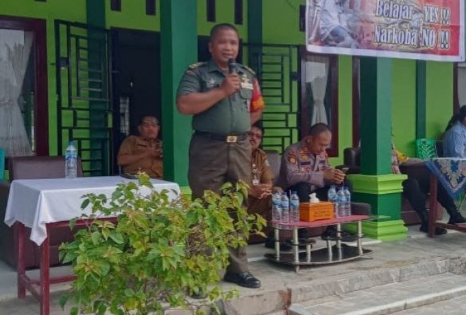 Babinsa Tambusai Utara Wakili Danramil Sosialisasi Bahaya Narkoba ke Siswa SMKN 2 Dan SMA N 2 Tambus