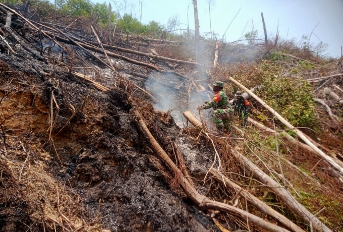Gerak Cepat Babinsa dan Warga Sungai Sarik Padamkan Kebakaran Lahan