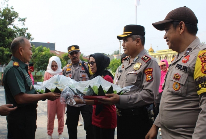 HUT Ke 78, Polsek PKL Kuras dan Muspika Berikan Kejutan Ke Koramil 04/ PKL Kuras