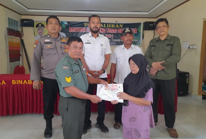 Babinsa Koramil 05/Kampar Kiri Dampingi Penyaluran BLT Dana Desa di Kantor Desa  