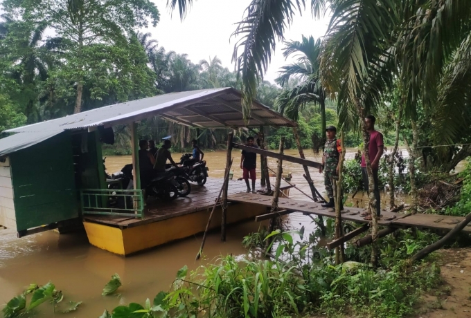 Antisipasi Banjir, Babinsa dan Warga Pantau Debit Air Sungai