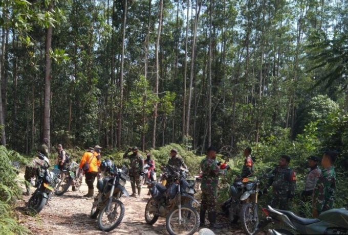 Babinsa Bersama Tim Gabungan Robohkan Pondok Pondok Ilegal Milik Warga yang Merambah Hutan