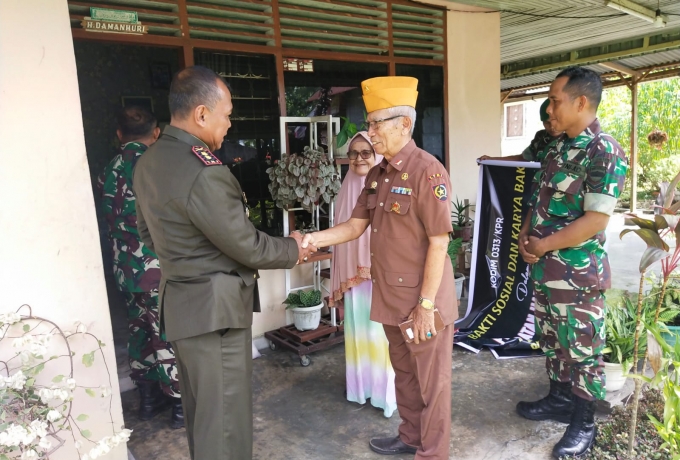 Danramil 01/Bkn Bagikan Sembako Kepada Veteran Dalam Rangka Peringati Hari Pahlawan