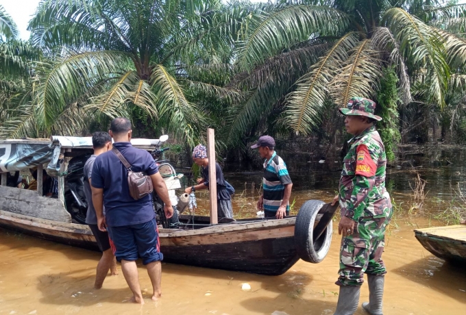 Babinsa 09/Langgam Pantau Lokasi Banjir Di Wilayah Binaan