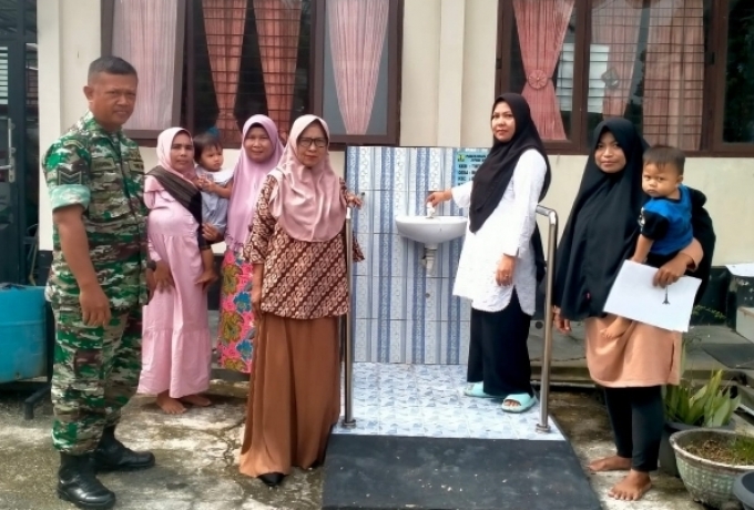 Babinsa Koramil 01/ Bkn Dampingi Bidan Desa Sosialisasi Cara Hidup Sehat Berumah Tangga 