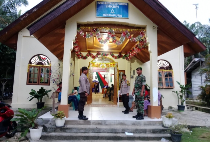 Ciptakan Rasa Aman, Babinsa Koramil 07/Kampar Laksanakan Pengamanan Perayaan Natal Di Gereja