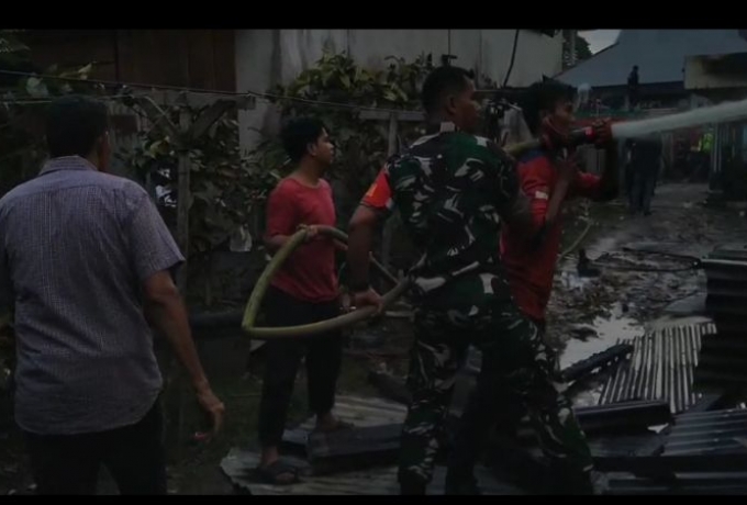 Aksi Babinsa Bantu Padamkan Api Yang Membakar Rumah Warga