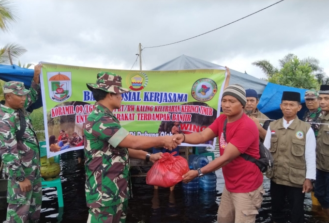 Koramil 09/Lgm Dan Forum RT/RW Bagikan Sembako Kepada Korban Banjir Pangkalan Kerinci