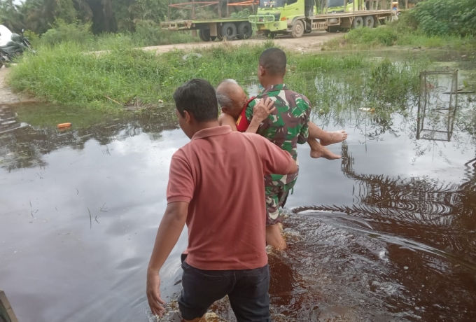 Babinsa Koramil 09/Langgam Evakuasi Warga Binaan yang sakit 