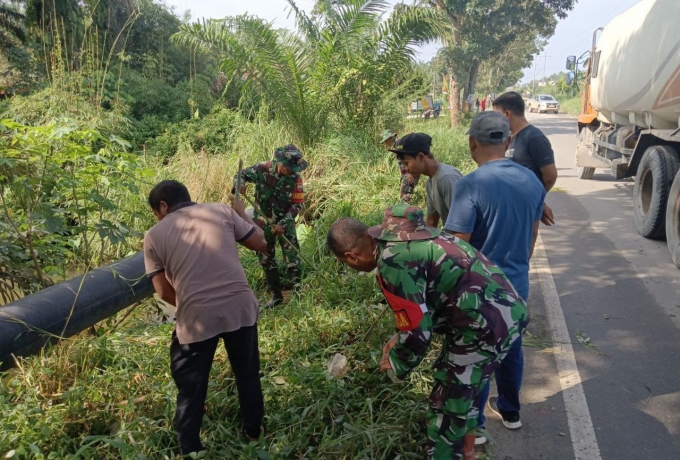 Bersama UPIKA Tapung dan Masyarakat, Danramil 16/Tapung Beserta Anggota Laksanakan Kerja Bakti 