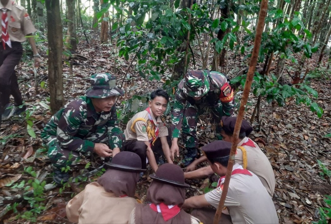 Buktikan Kepedulian Lingkungan, Babinsa Koramil 16/Tapung Bersama Pelajar Tanam Pohon Penghijauan