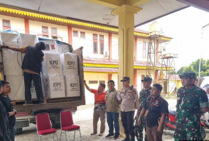 Anggota Koramil 04/Pkl.Kuras, Dampingi Pendistirbusian Logistik Pemilu 2024