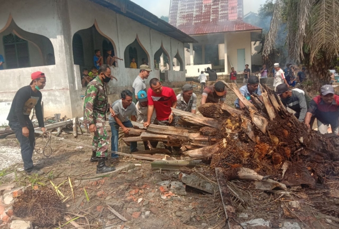 Jelang Bulan Ramadhan Babinsa Koramil 09/ Langgam Bersihan Perkarangan Masjid Bersama Warga