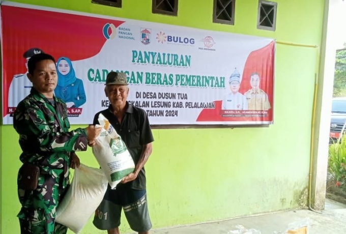 Babinsa Serda Yuoriandi Dampingi Penyaluran Cadangan Beras Pemerintah