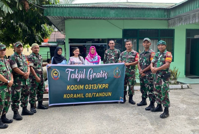 Jelang Berbuka Puasa, Anggota Koramil 08/TDN Bagikan Takjil Gratis