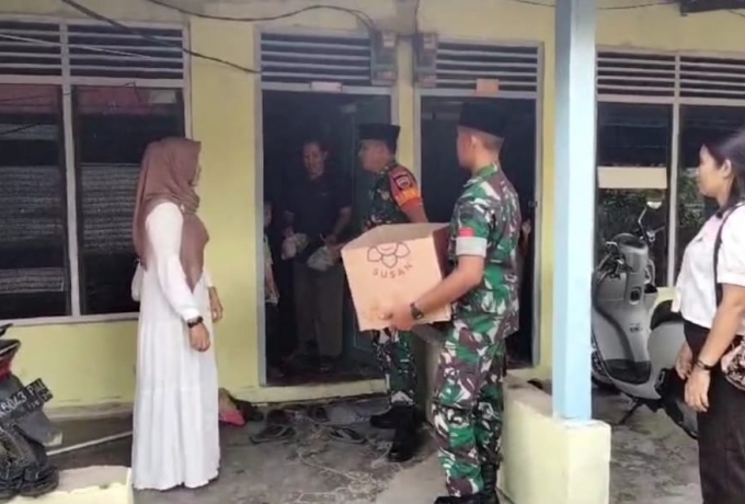 Dalam Bulan Suci Ramadhan Danramil Berbagi Untuk Warga Kurang Mampu