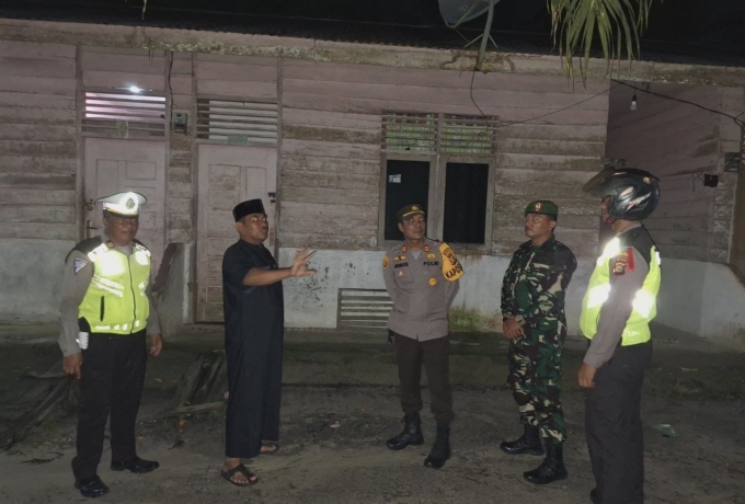 Babinsa Dan Bhabinkamtibnas Laksanakan Patroli Malam, Pantau Rumah Warga Yang Ditinggal Mudik