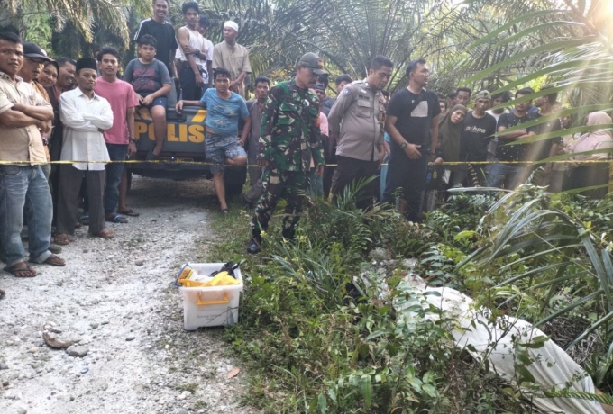 Terima Informasi Temuan Mayat, Babinsa Koramil 16/Tapung Bersama Polisi Sigap Datangi TKP